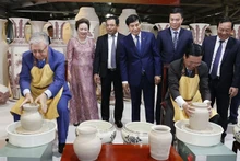 Le Président vietnamien Vo Van Thuong et son homologue kazakh Kassym-Jomart Tokayev (à gauche) essayant de mouler chacun un vase en argile. Photo: VNA
