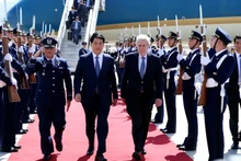 La cérémonie d'accueil du Président Luong Cuong à l'aéroport national Arturo M. Benitez dans la capitale Santiago. Photo : VNA.