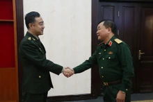 Le général de corps d'armée Hoàng Xuân Chiên (à droite), vice-ministre de la Défense et le colonel Pan Tao, attaché de défense de Chine au Vietnam, le 28 mars à Hanoï. Photo : VNA.