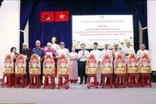 Pham Minh Tuan, vice-président du Comité municipal du FPV (centre) remet des cadeaux aux représentants des Conseils de gestion des mosquées et des oratoires à l'occasion de la fête Raya Idil Adha. Photo : VNA.