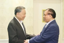 Le secrétaire général du Parti, Tô Lâm (gauche), et l'ancien secrétaire général du Parti, Nong Duc Manh. Photo : VNA.