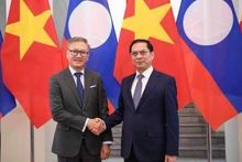 Le vice-Premier ministre et ministre des Affaires étrangères (AE), Bui Thanh Son (à droite) et le ministre lao des AE, Thongsavanh Phomvihane. Photo : VNA