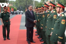 Le secrétaire général du Parti, Tô Lâm, également secrétaire de la Commission militaire centrale, rend visite au commandement militaire de Binh Duong. Photo: VNA