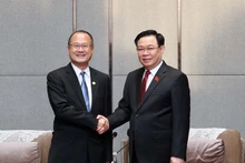 Le Président de l'Assemblée nationale, Vuong Dinh Huê (droite), et Jonathan Choi, président du groupe SUNWAH. Photo : VNA.