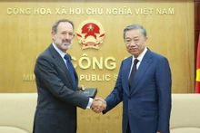 Le ministre de la Sécurité publique, Tô Lâm (à droite), et le nouvel ambassadeur d'Italie au Vietnam, Marco Della Seta. Photo : VNA.