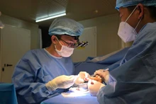 Les médecins et infirmiers de l’hôpital de campagne de niveau 2 No 6 du Vietnam ont réalisé avec succès une opération complexe pour sauver un doigt gravement blessé d’un patient de nationalité pakistanaise. Photo : VOV.