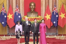 Le Président vietnamien Vo Van Thuong (à droite) et le Général d’Australie David Hurley, et leurs épouses, à Hanoi, le 4 avril. Photo : VNA.