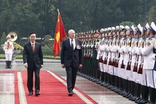Le Président du Vietnam, Vo Van Thuong (à gauche), et le Gouverneur général d'Australie, David Hurley, passent en revue la garde d'honneur de l'Armée populaire du Vietnam. Photo : VNA.