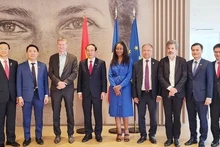 La délégation de Hô Chi Minh-Ville et les responsables de la région Île-de-France. Photo : VNA.