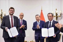 Le dirigeant Tô Lâm assiste à la remise des documents de coopération entre Safran et Vietjet. Photo : VNA.