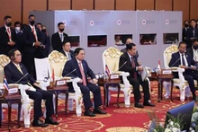 Le Premier ministre Pham Minh Chinh et les dirigeants des États membres de l’ASEAN dialoguent avec les représentants de l’Assemblée interparlementaire de l’ASEAN. Photo : VNA.