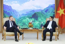 Le Premier ministre Pham Minh Chinh (à droite) et le ministre de l’Agriculture, de la Souveraineté alimentaire et des Forêts de l'Italie, Francesco Lollobrigida. Photo : VNA.