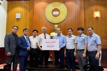 Des représentants des Vietnamiens d'outre-mer en Russie ont remis 1,5 milliard de dongs au FPV pour venir en aide aux personnes touchées par le typhon Yagi. Photo : VNA.