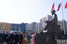 Un monument dédié à la mémoire du premier président du Vietnam a été érigé à Saint-Pétersbourg en l'honneur du 100e anniversaire de sa visite dans la « capitale du nord » de la Russie. Photo : NDEL.