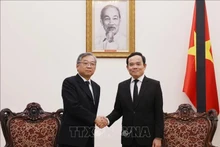 Le vice-Premier ministre Tran Luu Quang (droite) et son homologue singapourien Gan Kim Yong. Photo : VNA.