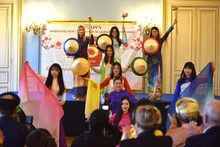 Le défilé d’áo dài lors de l’évènement. Photo : NDEL.