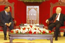 Le Secrétaire général du Parti communiste du Vietnam Nguyên Phu Trong (à droite) et le Président du Sénat du Cambodge, Vice-Président et Président permanent de la Permanence du Comité central du Parti du peuple cambodgien, Samdech Say Chhum. Photo : VNA
