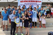 L’équipe Xây dung FC, championne du tournoi de football de la Coupe de l'Union générale des Vietnamiens de Belgique (UGVB). Photo : VNA.