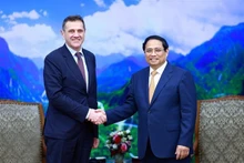 Le Premier ministre Pham Minh Chinh (à droite) serre la main du nouvel ambassadeur de Bulgarie au Vietnam, Pavlin Todorov. Photo : VNA.