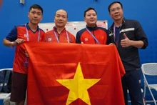 Le tireur Ngô Huu Vuong (2e à droite) a remporté le 25 septembre la première médaille d'argent du Vietnam aux 19es Jeux sportifs asiatiques (ASIAD 19)Photo : VNA.