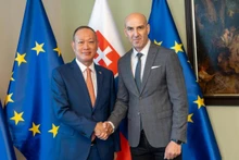 L'ambassadeur vietnamien Pham Truong Giang en Slovaquie (à gauche) et le conseiller du ministre slovaque de l'Intérieur, Ladislav Csémi. Photo : VOV.