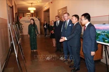 L'ambassadeur du Vietnam en Suède Trân Van Tuân et Andreas Carlson, ministre suédois des Infrastructures et du Logement. Photo : VNA.
