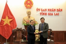 Le secrétaire adjoint du Comité provincial du Parti et président du Comité populaire provincial, Truong Hai Long (à droite) et l’ambassadeur laotien au Vietnam, Sengphet Houngboungnuang. Photo : thoidai.com.vn