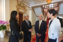 Le vice-président du Comité populaire de Hô Chi Minh-Ville, Vo Van Hoan et le ministre du Développement économique, de la Création d’emplois et du Commerce de la province de l’Ontario au Canada, Vic Fedeli, le 11 octobre dans la métropole du Sud. Photo : sggp.org.vn