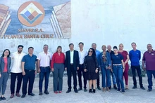 La délégation de l’ambassade vietnamienne à Cuba en visite de l’usine de carreaux de céramique SanVig. Photo : baoquocte.vn