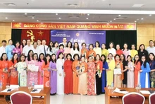 Cérémonie de clôture d'un cours de formation à l'enseignement de la langue vietnamienne destiné aux enseignants vietnamiens à l'étranger en 2023. Photo : baoquocte.vn