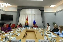 Séance de travail entre la délégation de l'Union des femmes vietnamiennes et des représentants du mouvement public "Union des femmes de Russie - Espoir de la Russie" et du Comité de la Douma d'État pour la protection de la famille, les questions de paternité, de maternité et d'enfance. Photo : VOV.