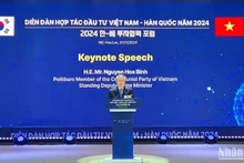 Le vice-Premier ministre Nguyen Hoa Binh prend la parole lors du Forum de coopération en matière d'investissement Vietnam- République de Corée 2024, le 21 novembre à Hanoï. Photo : VNA.