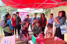 La délégation de PLAN International en visite dans la commune de Nam Dàn, district de Xin Man, province de Hà Giang. Photo : thoidai.com.vn
