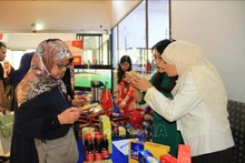 Des consommateurs algériens s'informent sur les produits vietnamiens lors de l'événement. Photo : VNA.