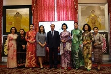 L'ambassadeur Nguyên Quôc Dung et les épouses des ambassadeurs de plusieurs pays lors de l'événement. Photo : VNA
