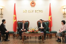 Le vice-ministre de la Constrution, Nguyen Tuong Van (à droite) et Hideki Asami, conseiller principal de la société japonais Plantec Architectes Co., Ltd, le 14 janvier à Hanoi. Photo : tapchixaydung.vn