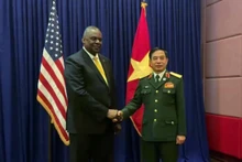 Le ministre vietnamien de la Défense, Phan Van Giang (à droite) et le secrétaire américain à la Défense, Lloyd J. Austin. Photo : NDEL.