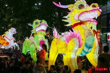 Il reste près d’un mois avant la fête de la Mi-Automne, mais aujourd’hui, les rues de la ville de Tuyen Quang sont déjà animées. Les lanternes aussi géantes et colorées demandent les efforts et l’enthousiasme de nombreuses personnes. Photo : toquoc.vn