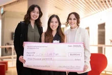 En avril 2025, Pham Hong Linh (au milieu) a remporté le 1er Prix du Concours de startups 2025 l'Université Harvard avec le logiciel de traduction médicale Lexi. Photo : NDEL.