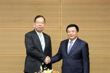 Nguyên Xuân Thang (à droite) et le président du Présidium du Comité central du Parti communiste japonais Shii Kazuo. Photo: VNA