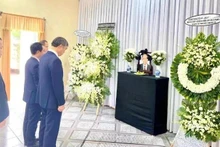 Une délégation de la ville de Da Nang, conduite par Le Trung Chinh, vice-secrétaire du Comité municipal du Parti et président du Comité populaire municipal, s'est rendue au consulat général du Laos pour rendre hommage à Khamtay Siphandone, ancien président du Comité central du Parti populaire révolutionnaire lao (PPRL) et ancien président du Laos, décédé le 2 avril. Photo : VNA.