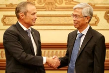 Le vice-président du Comité populaire de Hô Chi Minh-Ville, Vo Van Hoan (à droite) et le Vice-Premier ministre de l’État d’Australie-Occidentale. Photo : plo.vn