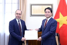 L’ambassadeur du Qatar au Vietnam, Khalid AIi Abdullah Abel (à gauche). Photo : baoquocte.vn.