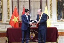 Le maire de Lima, Rafael Lopez, remat la clé de la ville de Lima au président Luong Cuong (à gauche). Photo : VNA.