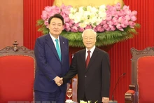 Le Président sud-coréen Yoon Suk Yeol et le SG du Parti communiste du Vietnam, Nguyên Phu Trong (à droite). Photo : VNA.