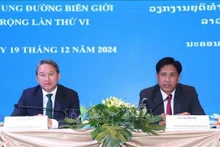 Le ministre vietnamien de la Justice Nguyên Hai Ninh (à gauche) et son homologue lao Phayvy Sibualipha lors de la conférence, à Vientiane, le 19 décembre. Photo : VNA.