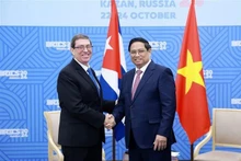 Le Premier ministre Pham Minh Chinh (à droite) et le ministre cubain des Affaires étrangères Bruno Rodriguez Parrilla, à Kazan, en Russie. Photo : VNA.