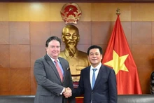 Le ministère de l'Industrie et du Commerce Nguyen Hong Dien (droite) et l'ambassadeur des États-Unis au Vietnam Marc E. Knapper. Photo : VNA.