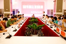 Séance de travail entre le Vice-Premier ministre Trân Luu Quang et les autorités de la province septentrionale de Quang Ninh. Photo : NDEL.