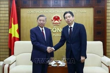 Le ministre de la Sécurité publique Tô Lâm (à gauche) et le directeur général du Département Asie du Sud-Est et Pacifique de la JICA, Hayakawa Yuho, à Hanoi, le 14 décembre. Photo : VNA.